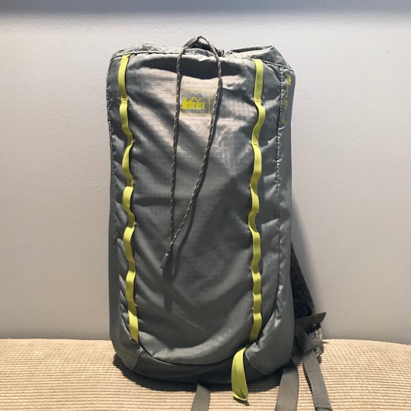 REI Handbags - REI Flash 18 Backpack